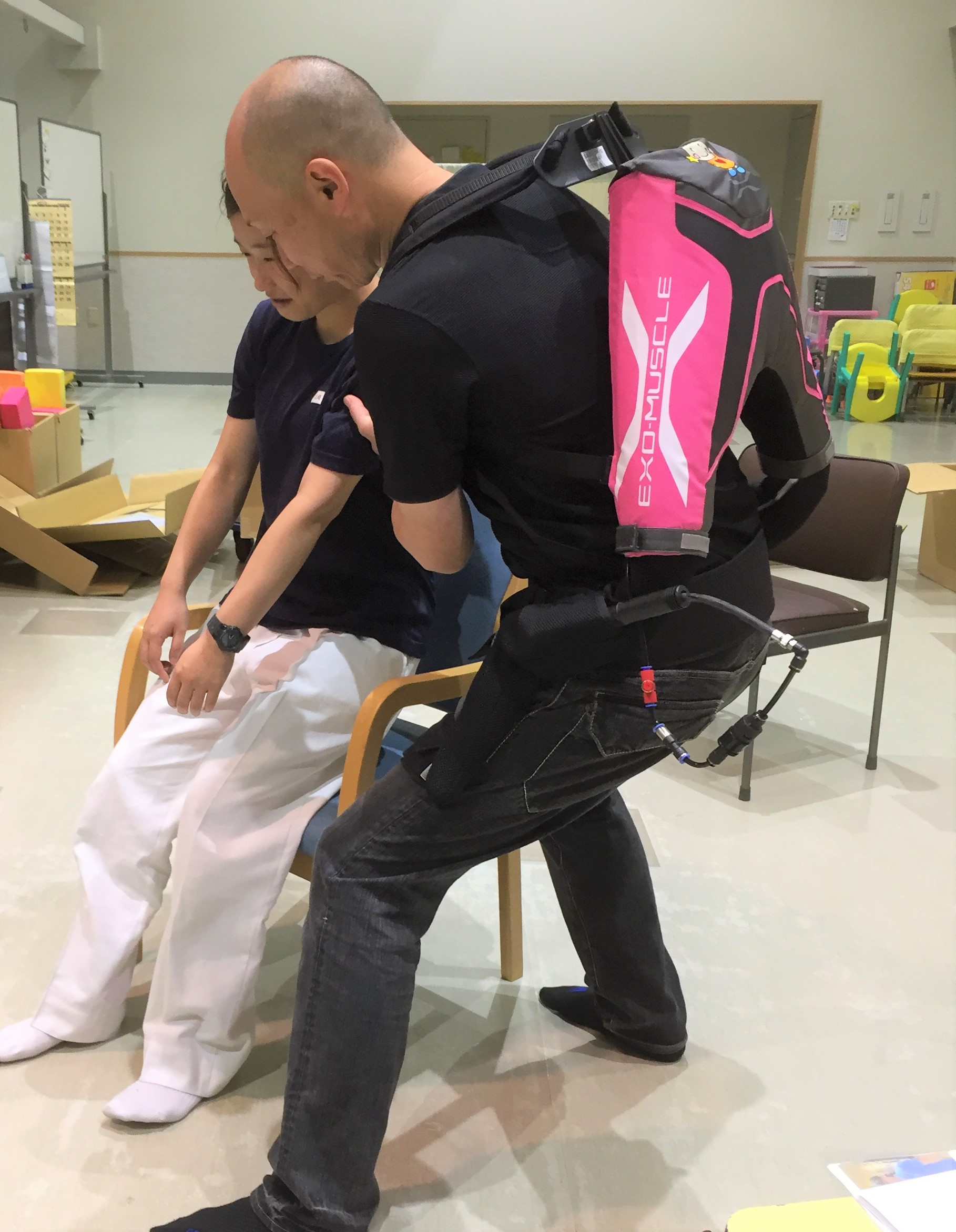 いきいき職場を目指す 埼玉医科大学グループ 光の家療育センターでは 職員の腰痛対策として 介護ロボット マッスルスーツ R を導入 Innophys 株式会社イノフィス